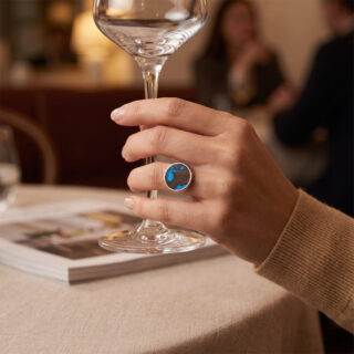 Bague bois et résine bleue