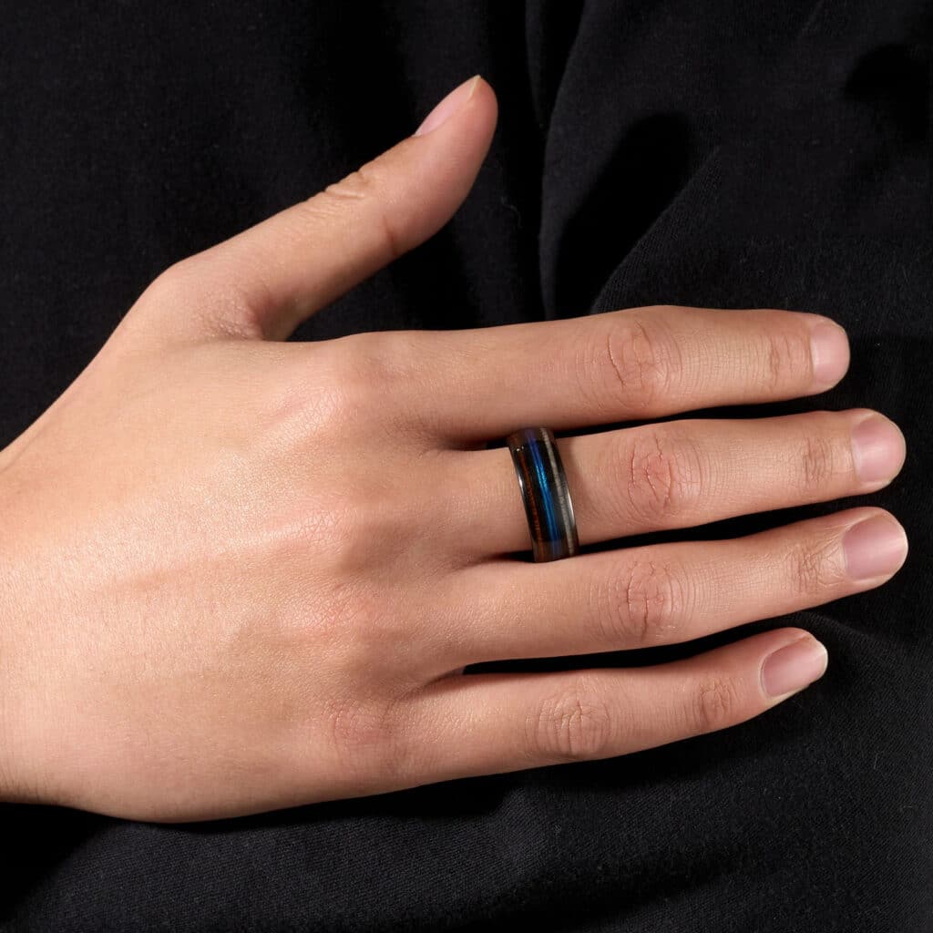 Bague en bois, bois de cerf et tungstène bleu – Neyro