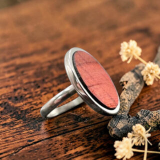 Bague en bois rouge