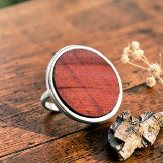 Bague en bois rouge