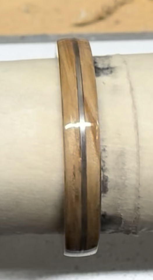 Entretien d’une bague en bois avec insert réalisée dans l’atelier Tout en Bois