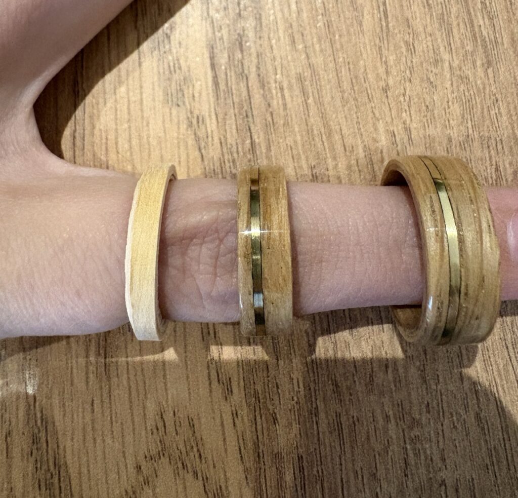 Comparatif de largeur de bague en bois